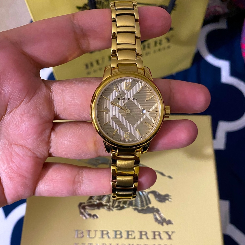 Women Burberry watch . Like new !!